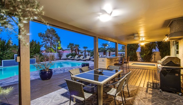 Sunshine Oasis, Min from Strip w/ Pool & Spa