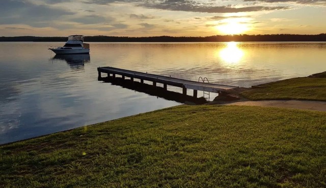 "Sunshine On The Water" Absolute Waterfront & Jetty. Paradise at your doorstep.