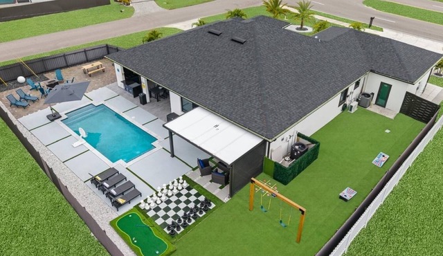 Sunshine Paradise in Cape Coral Heated Pool