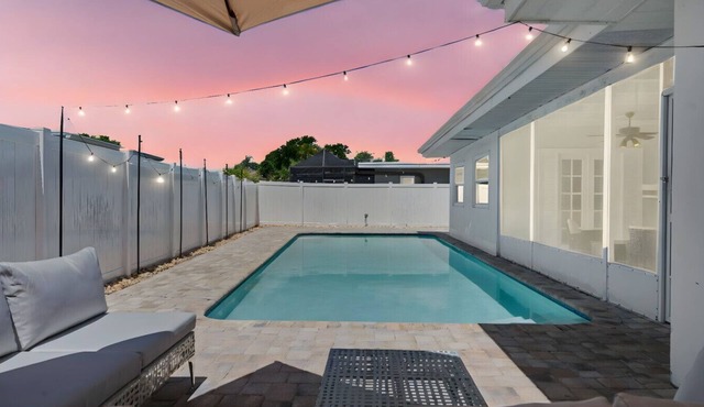 Sunshine, Paradise! Pool, Patio, & Prime Location!