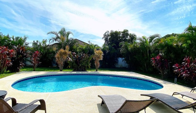 Sunshine Retreat with heated Saltwater pool. Minutes to gulf beaches and IMG