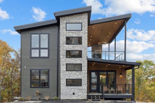 Sunshine Ridge Stays - Luxury cabin with Rooftop, Indoor Pool, Game Room & Hot Tub