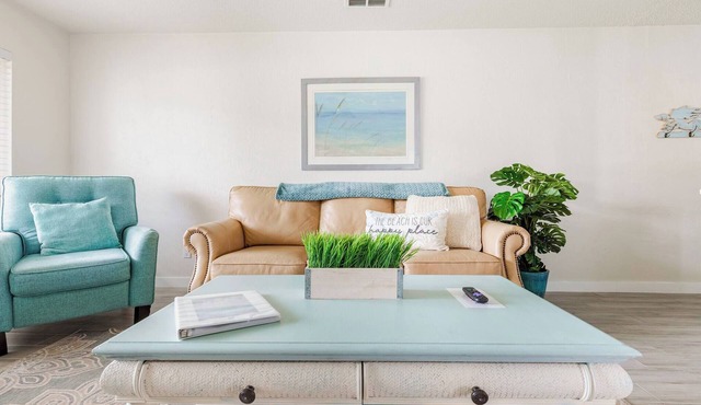 Sunshine Seekers Getaway: 3BR beach retreat w/hot tub & games!