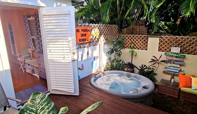 Sunshine Siesta Cottage~Great Old Town Location, Pool, Private Hot Tub!