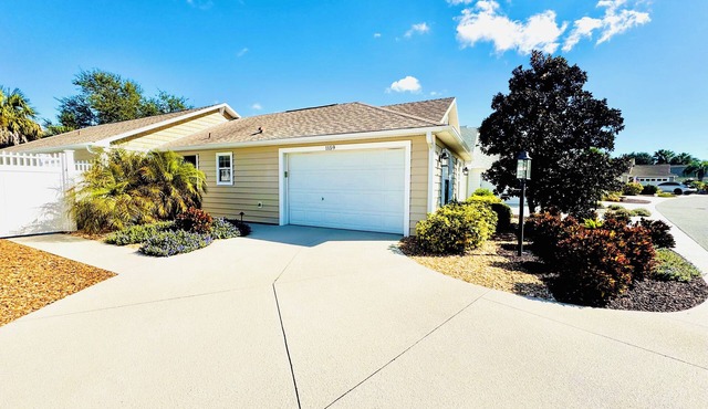 Sunshine Stay a Creekside Villa at Lake Sumter Landing with Nature & Water Views