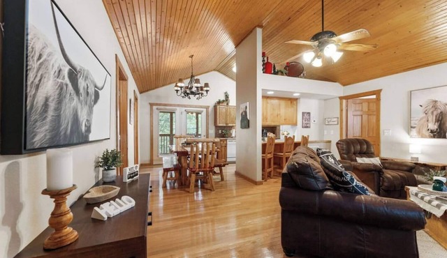 Sunshine Stonebridge Cabin near Silver Dollar City - Pools, Lake, Golf!