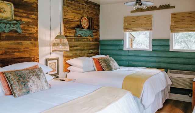 Sunshine Suite | Downtown Square + Creek Access