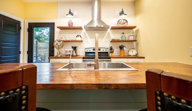 Sunshine Townhome - 1BR/1.5 BA 1 Block to Downtown Bryan