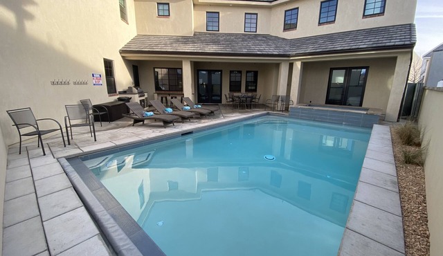 SUNSHINE VILLA.SLEEPS 30, 8 BR, 8 BA, NEW 2023. Pool/Spa, Super nice and Roomy.