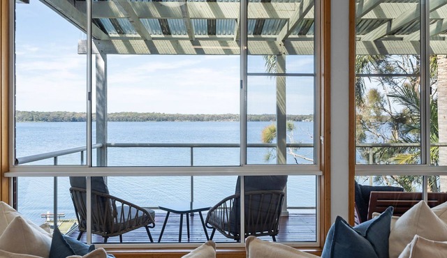 Sunshine Waterfront 3 Bedroom Lakehouse