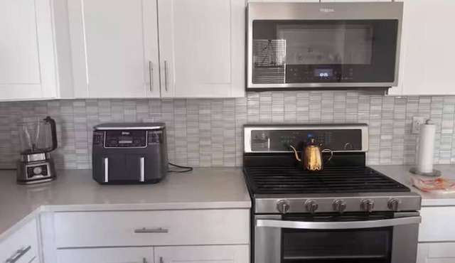 Sunshines - 3-bedroom house in quaint Brighton with cool vibes and AC