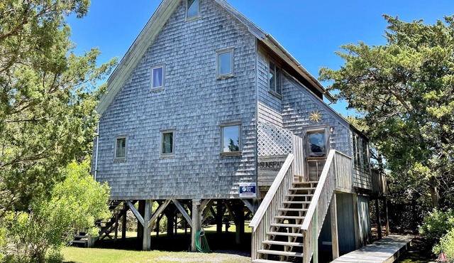 Sunspace: Quiet location, screened porch, deck, treetop sunsets