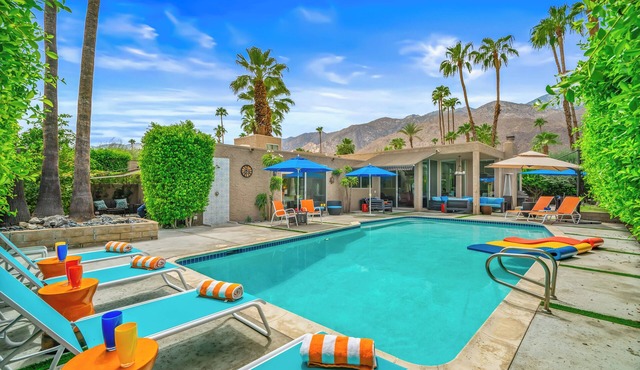 Suntan Palms - Bold Design, Poolside Fun, Spa, Fire Pit & Views