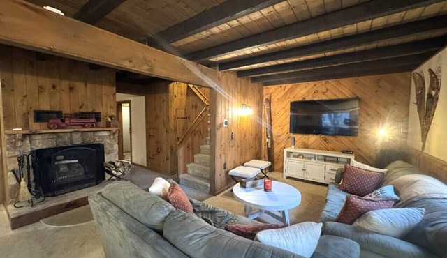 Suntec townhome Min from MT, Free shuttle, hot tub