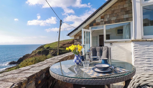 SUNTRAP HOUSE, pet friendly, character holiday cottage in Portloe