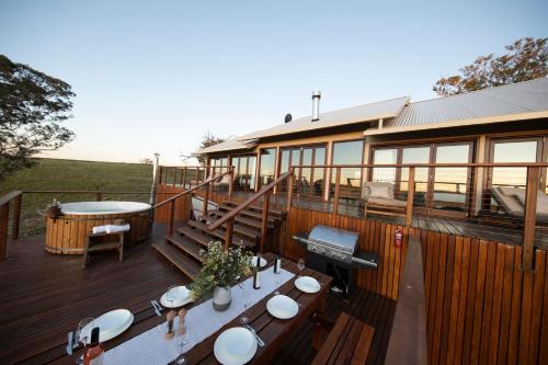 Sunvale Stunning Luxury Lodge with Woodfire Heated Spa and Large Deck