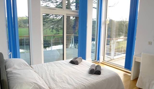 Suo Gân. Wales Luxury Modern Riverside Holiday Home.