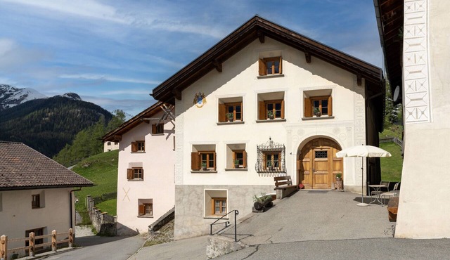 Suot Chastè Tarasp - Authentic Engadine house with 6.5 rooms at the foot of Tarasp Castle