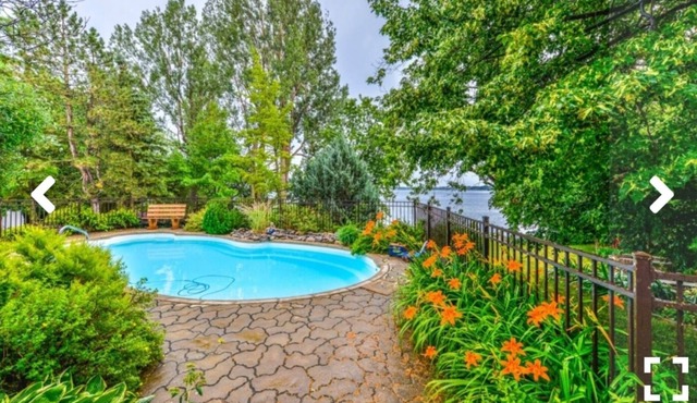 Superb waterfront house in the Chambly basin
