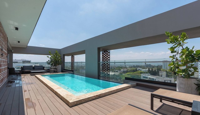 Super Modern Luxury Condo w/Rooftop Pool & Gym!