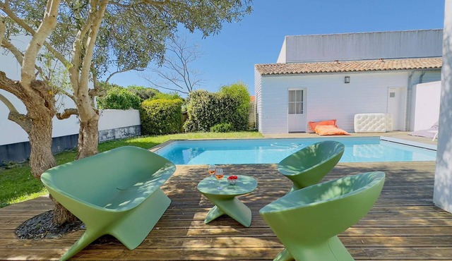 Superb villa with swimming pool in the village