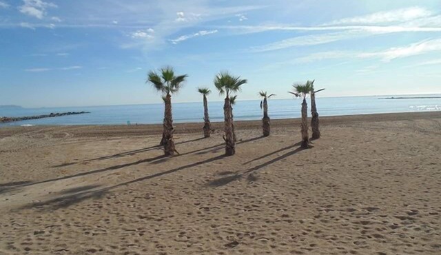 Super 3 bedroom apartment only 50 metres from the beach Sleeps 5 people.