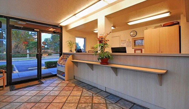 Super 6 Inn & Suites