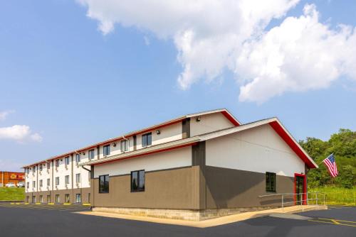Super 8 by Wyndham St. Clairsville OH/Wheeling WV Area
