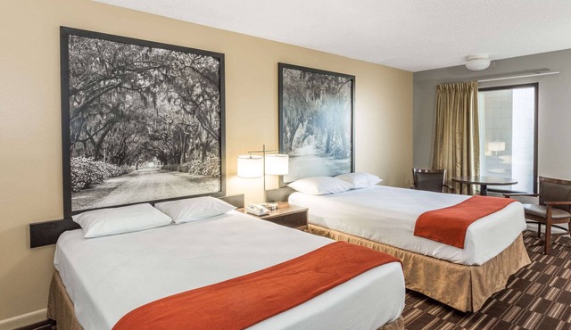 Super 8 by Wyndham Adel GA I-75