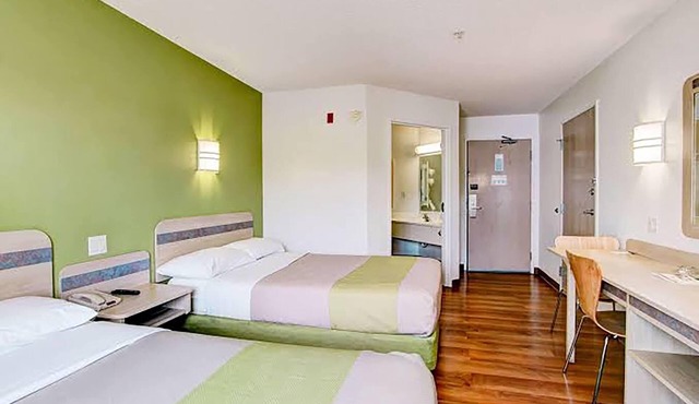 Super 8 by Wyndham Aurora East