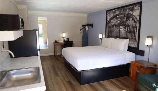 Super 8 by Wyndham Austin South I-35
