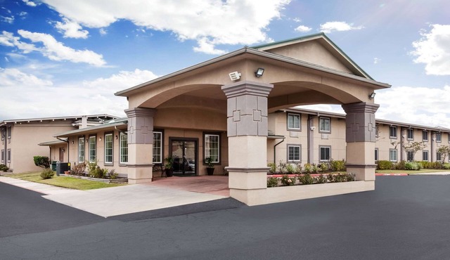 Super 8 by Wyndham Beaumont I-10 South/College St