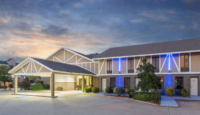 Super 8 by Wyndham Bentonville