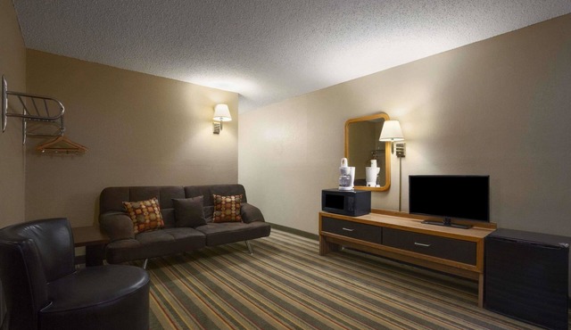 Super 8 by Wyndham Blackwell