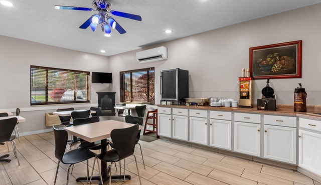 Super 8 by Wyndham Bloomington University Area