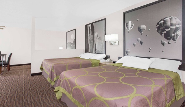 Super 8 by Wyndham Bloomfield
