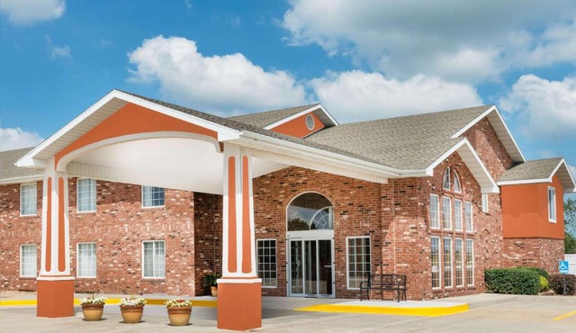 Super 8 by Wyndham Bolivar