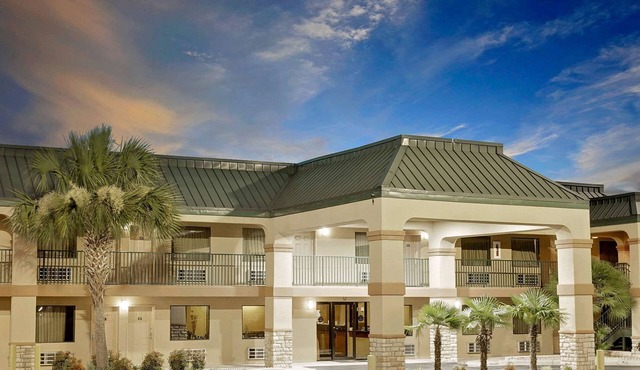 Super 8 by Wyndham Byron/South Macon