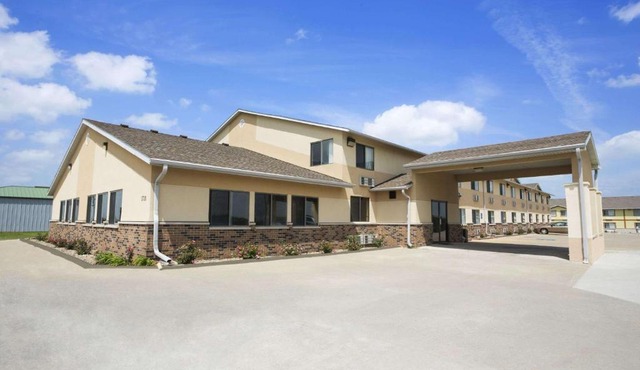 Super 8 by Wyndham Cameron