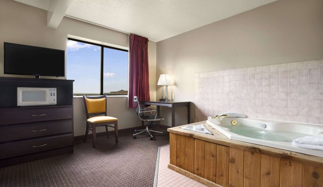 Super 8 by Wyndham Cameron