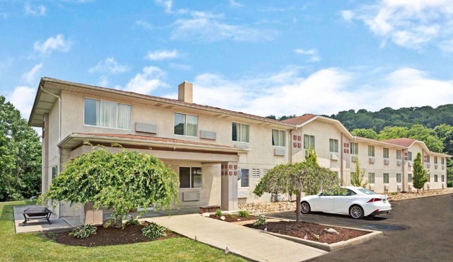 Super 8 by Wyndham Canonsburg/Pittsburgh Area