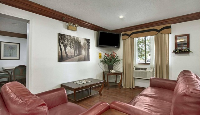 Super 8 by Wyndham Canton/Livonia Area