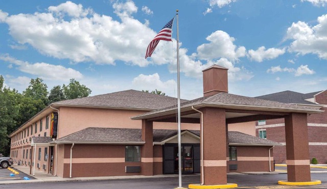 Super 8 by Wyndham Carrollton