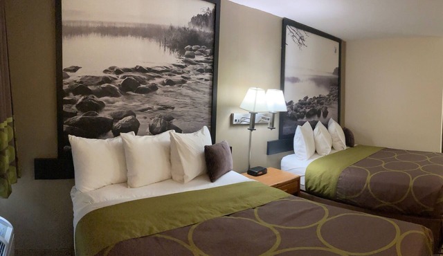 Super 8 by Wyndham Chisago City