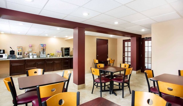 Super 8 by Wyndham Chester/Richmond Area