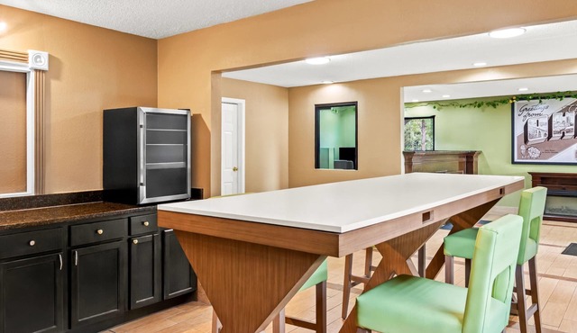 Super 8 by Wyndham Cincinnati/Springdale OH