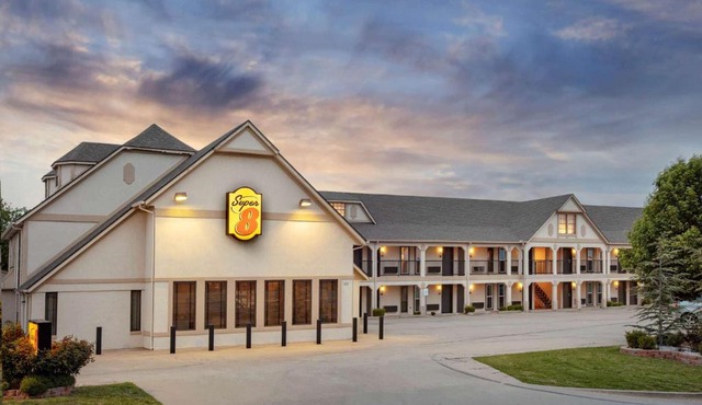 Super 8 by Wyndham City of Moore