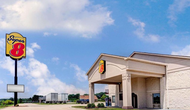 Super 8 by Wyndham Clarksville East