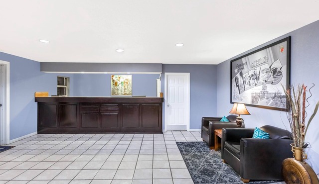 Super 8 by Wyndham Cleburne
