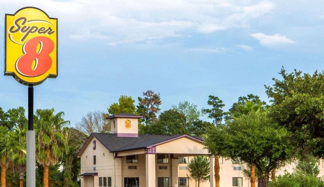 Super 8 by Wyndham Cleveland TX